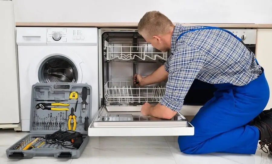 Gümüşova Gorenje servisi teknisyen ekibi beyaz eşya tamiri yaparken